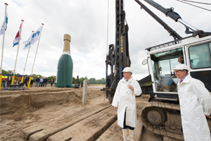 Twee nieuwe wethouders slaan eerste paal nieuwe woonwijk Veemarkt